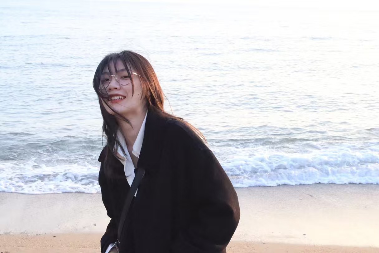 袁凌紫海边生活照